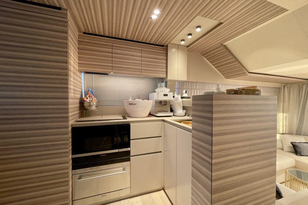 2021 FERRETTI YACHTS 670 